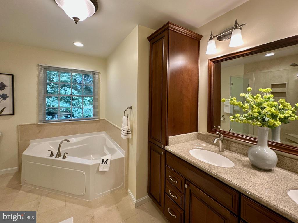 3308 ROYAL OAK COURT