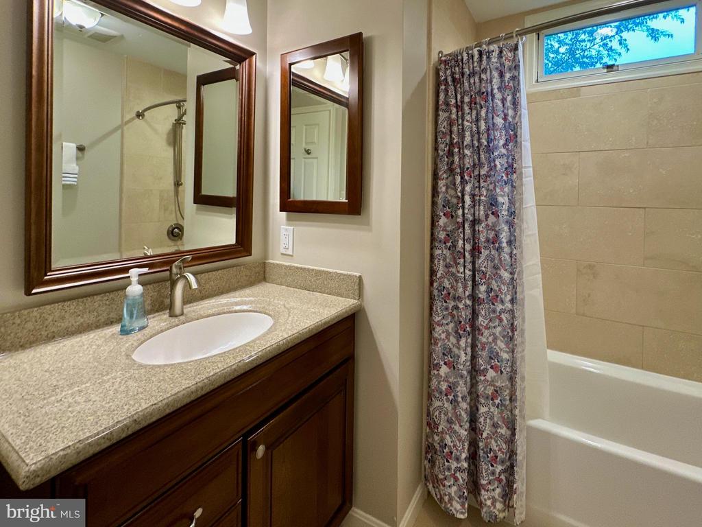 3308 ROYAL OAK COURT