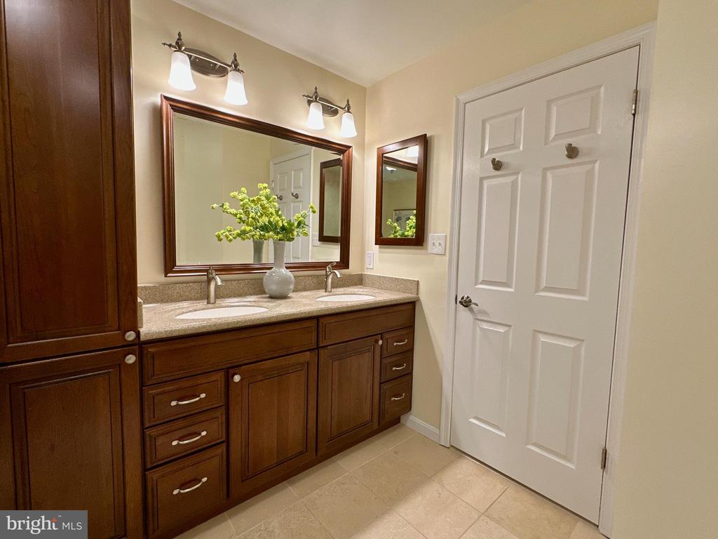 3308 ROYAL OAK COURT