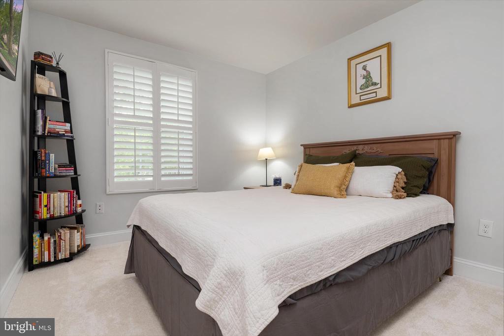 11927 NEW COUNTRY LANE