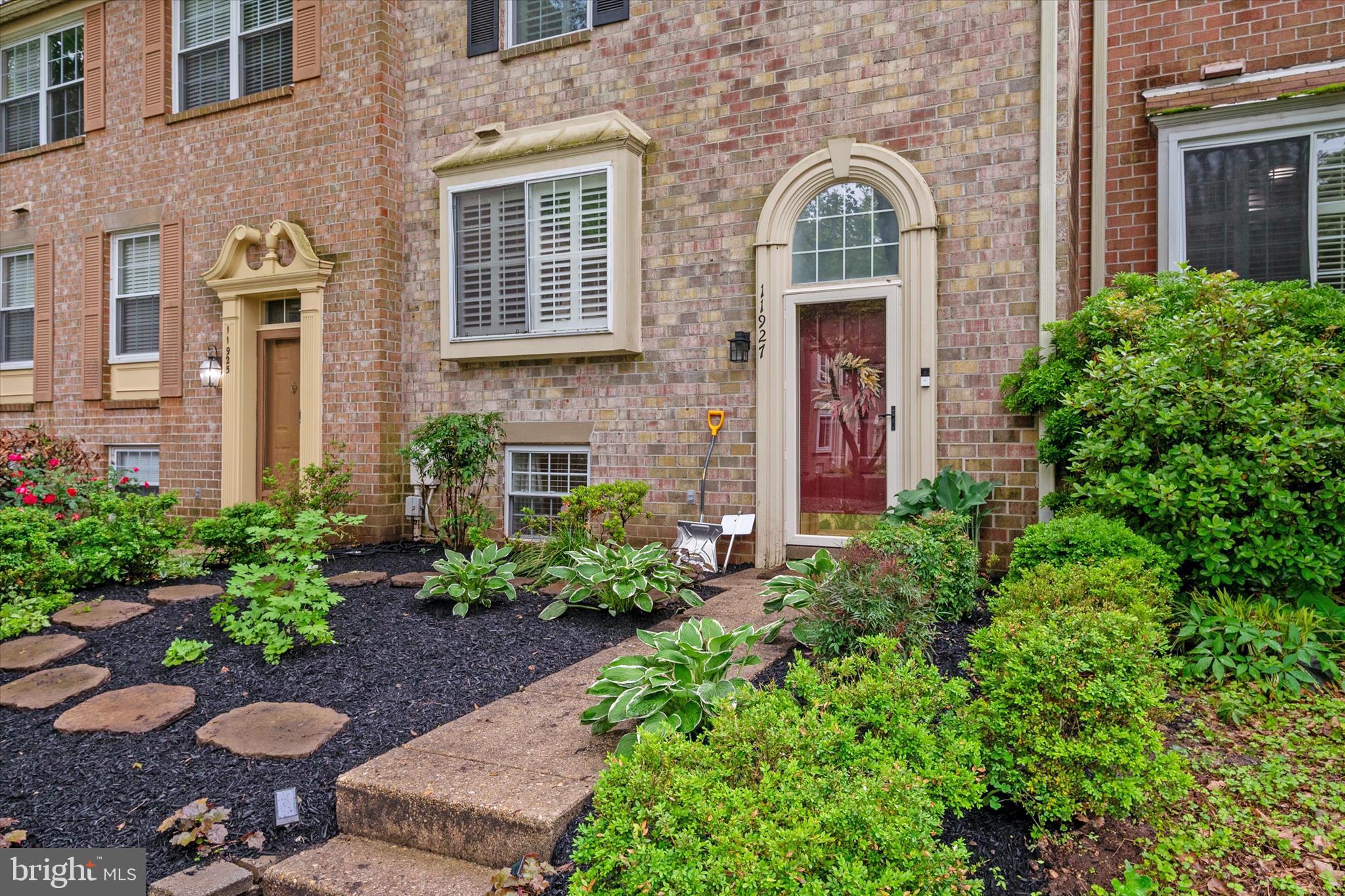 11927 NEW COUNTRY LANE