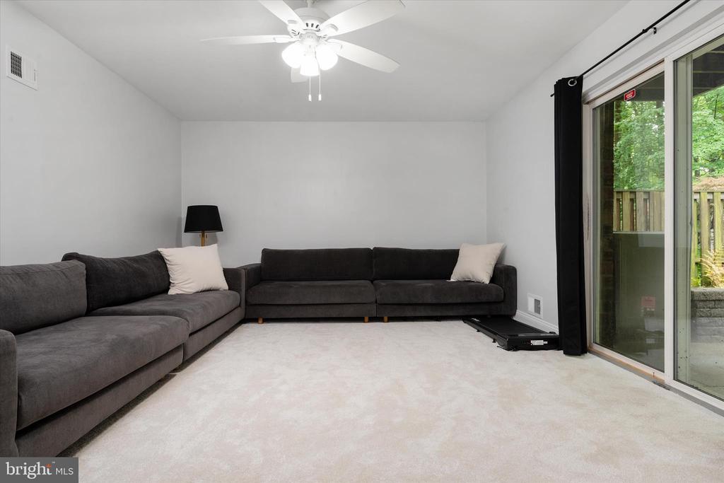 11927 NEW COUNTRY LANE