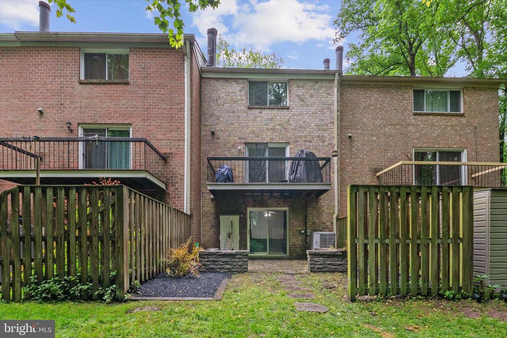 11927 NEW COUNTRY LANE