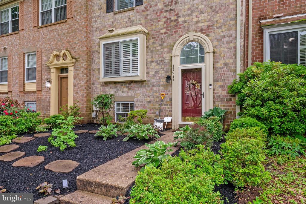 11927 NEW COUNTRY LANE