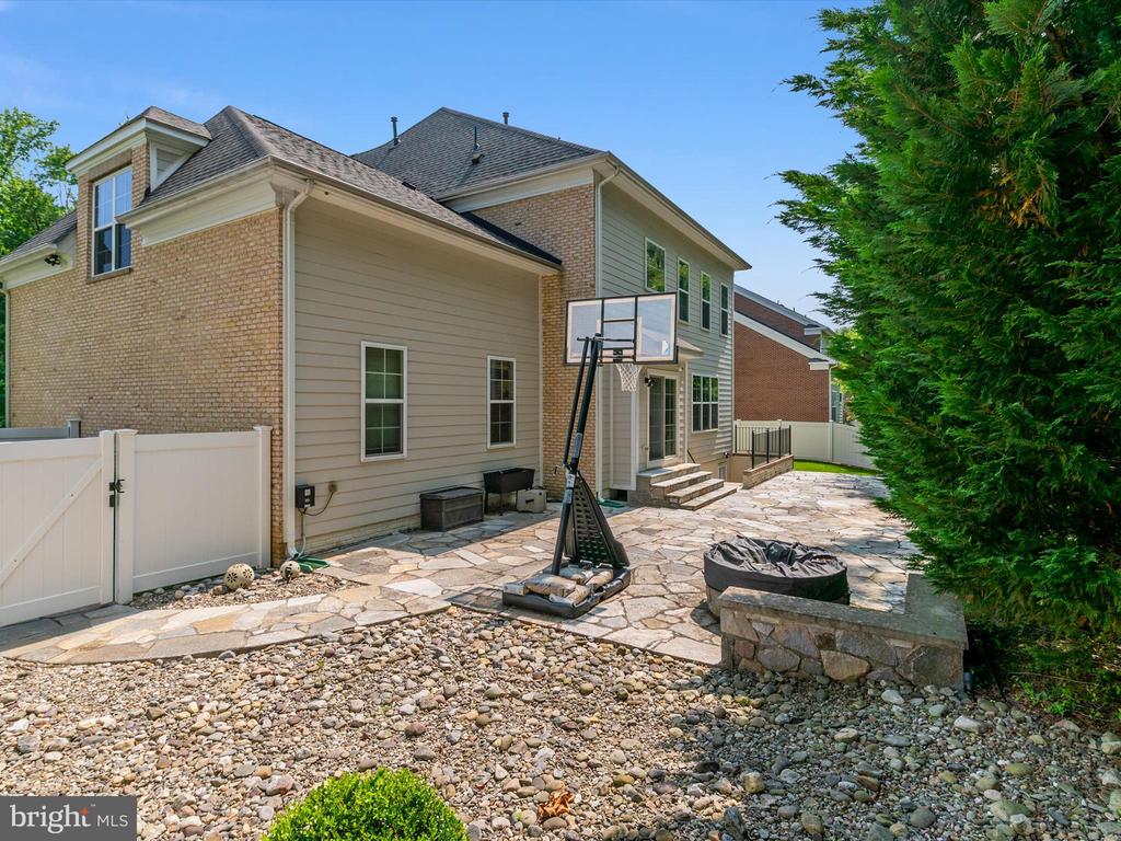 7245 WINDSOR LANE