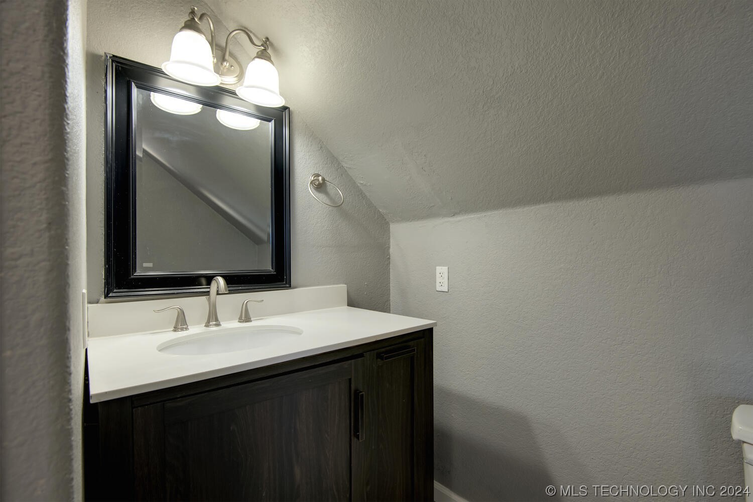 1245 S Newport Avenue