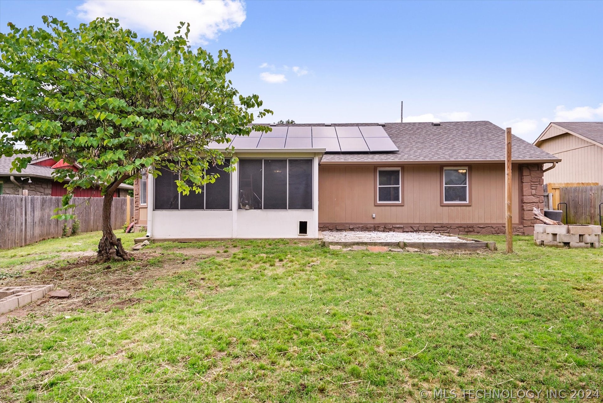 3114 S Maple Place