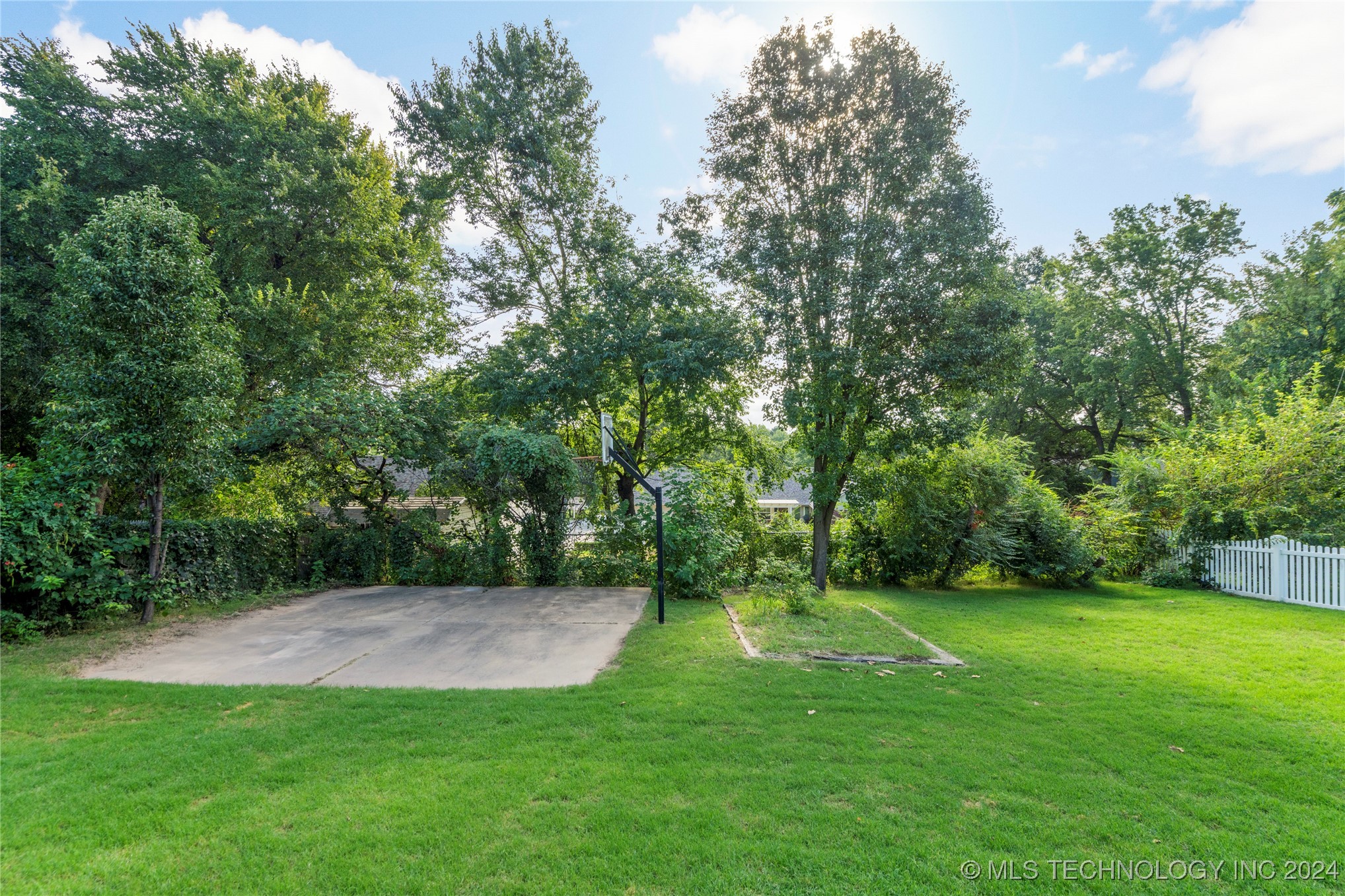 9945 S 72nd Avenue E