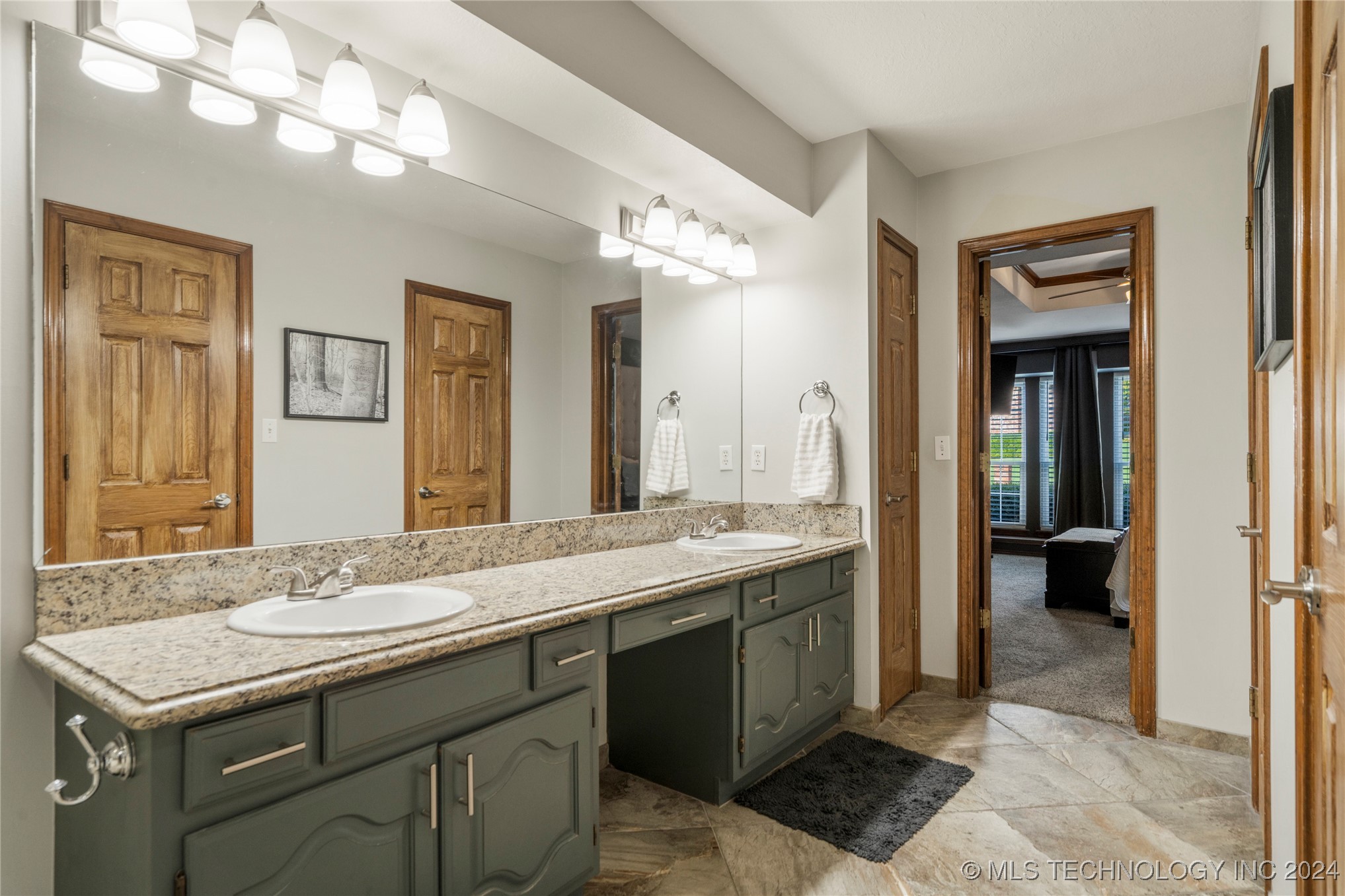 9945 S 72nd Avenue E