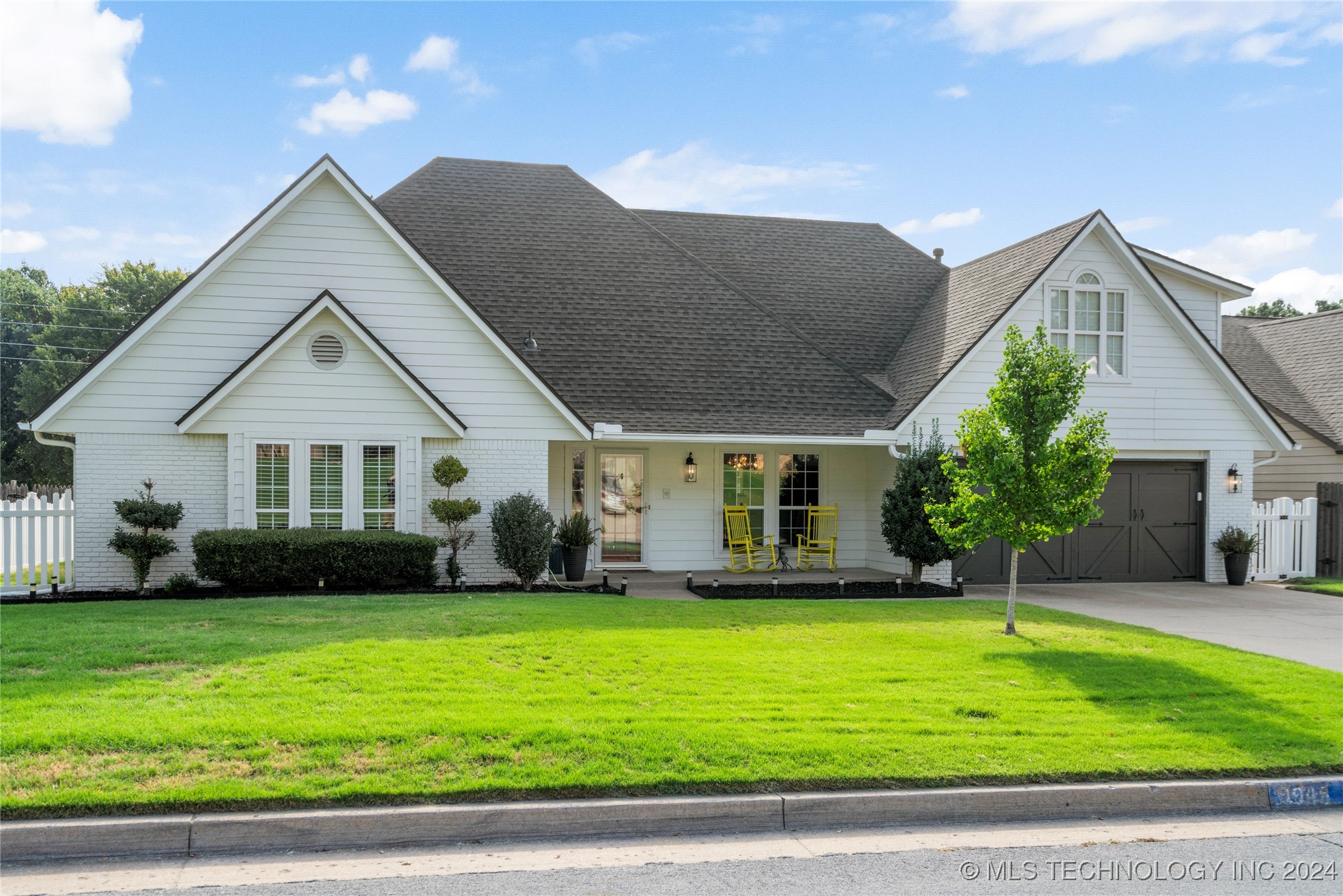 9945 S 72nd Avenue E