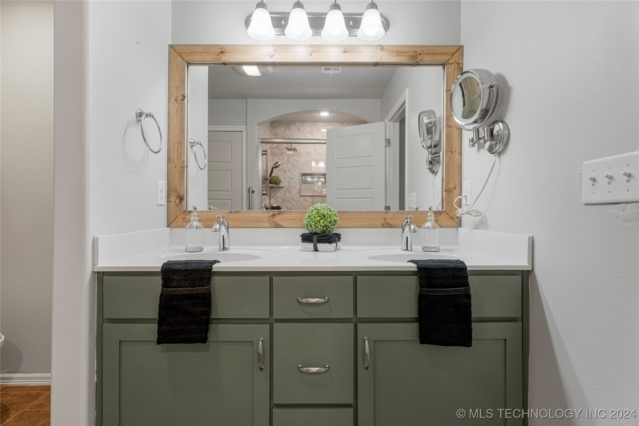 8543 E 160th Street S