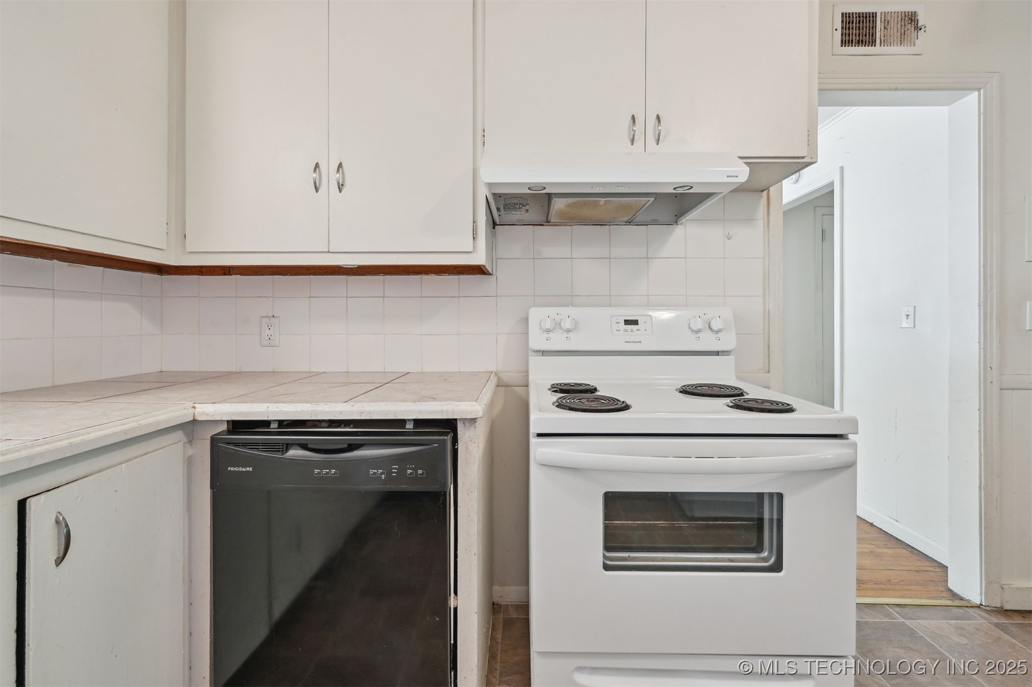 1534 E 54th Place