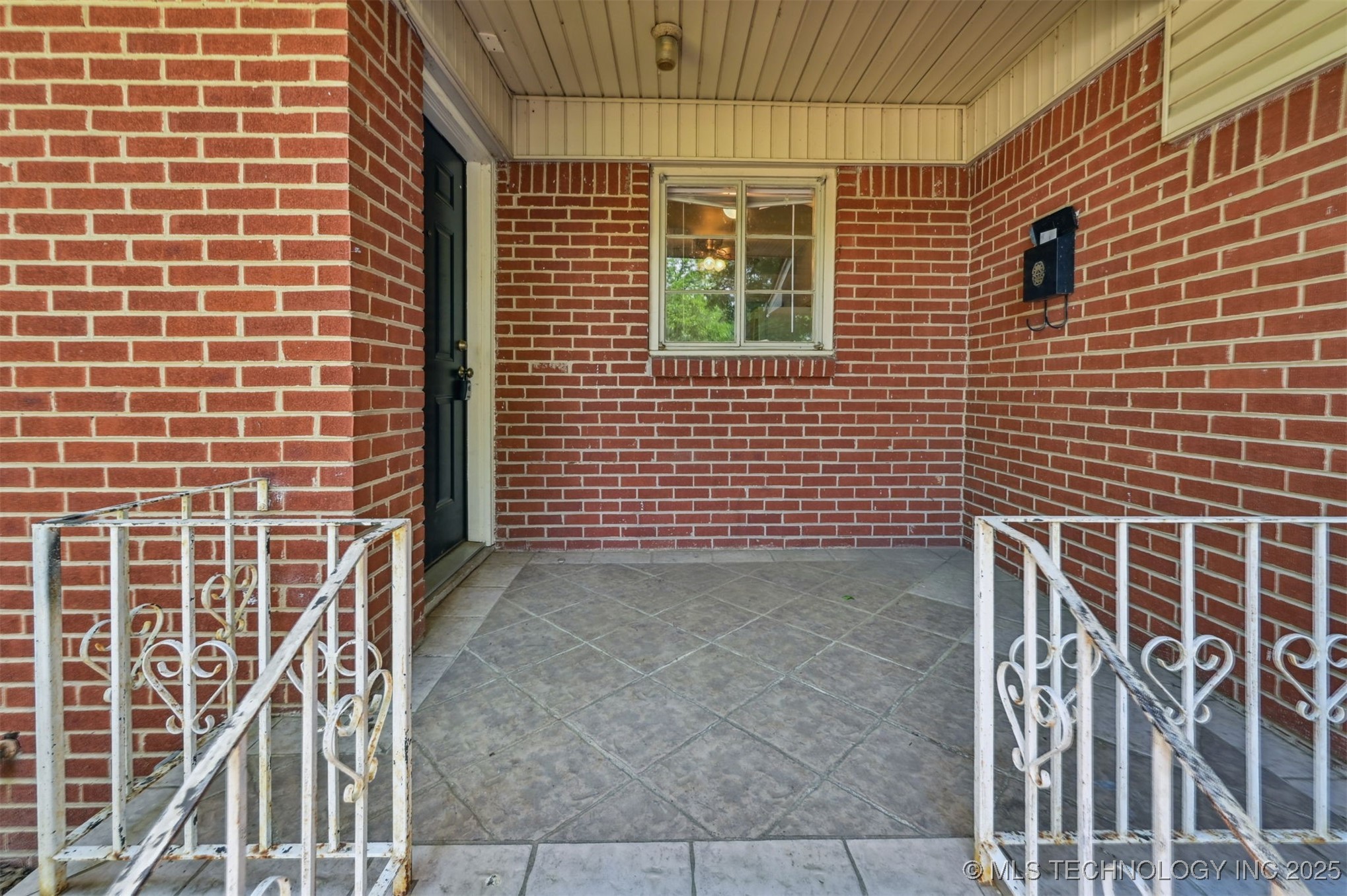 1534 E 54th Place