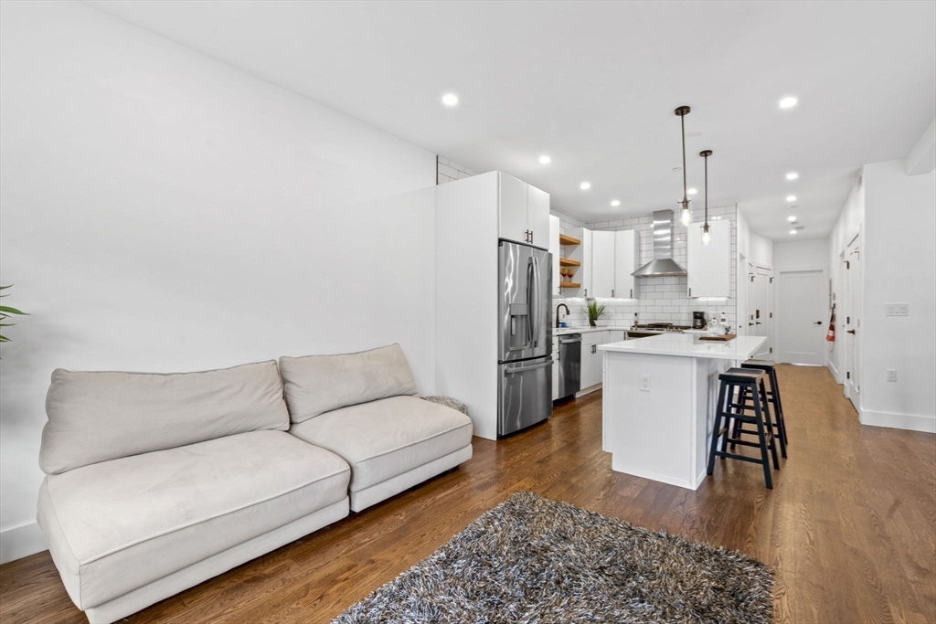 333 Maverick St # 3