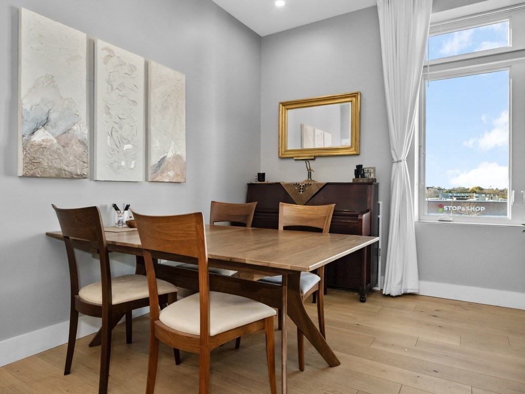60 Cross St E # 320