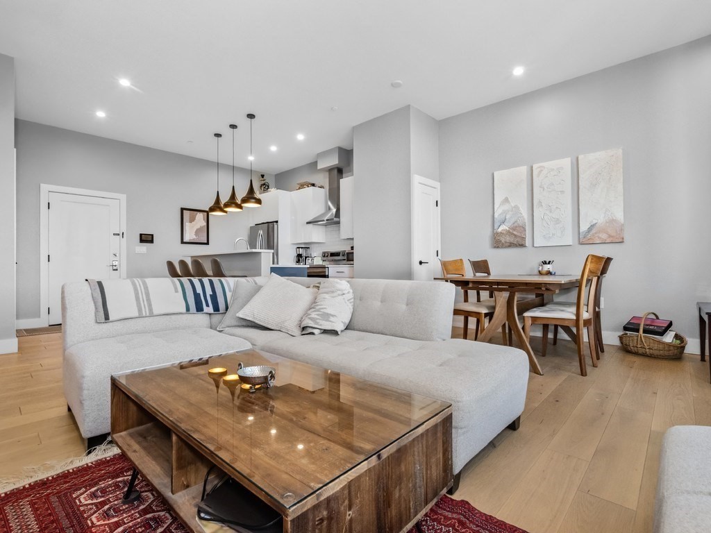 60 Cross St E # 320