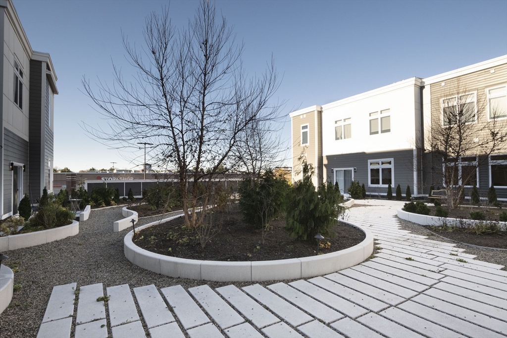 60 Cross St E # 320