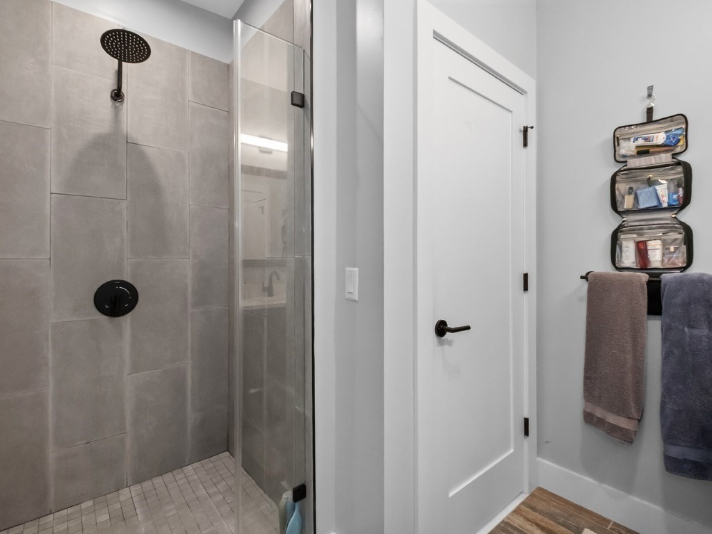 60 Cross St E # 320