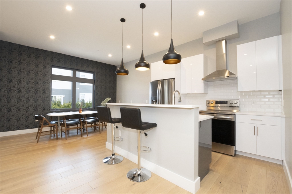 60 Cross St E # 320