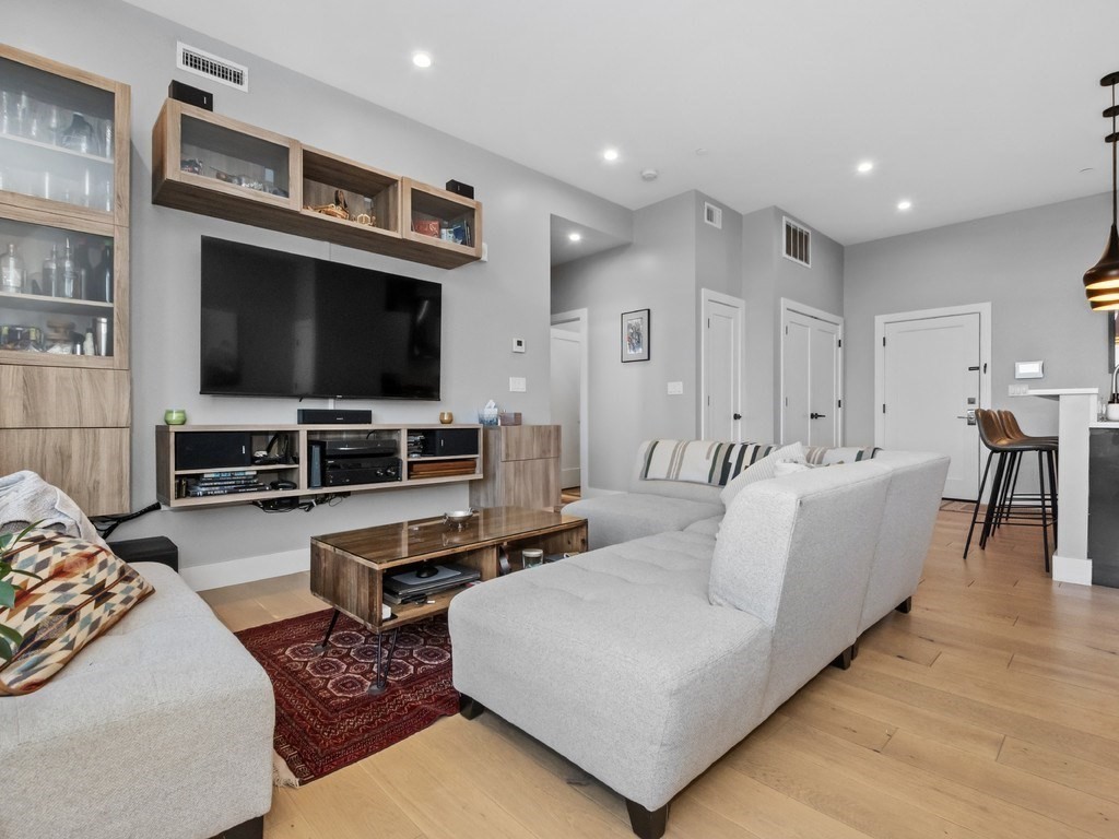 60 Cross St E # 320