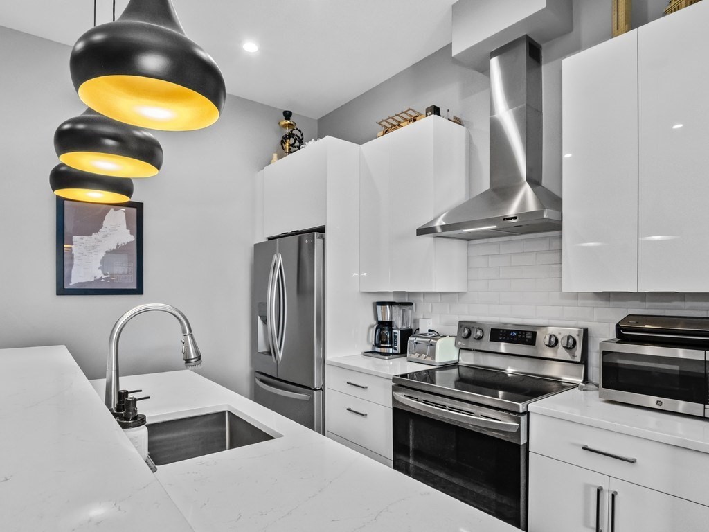 60 Cross St E # 320