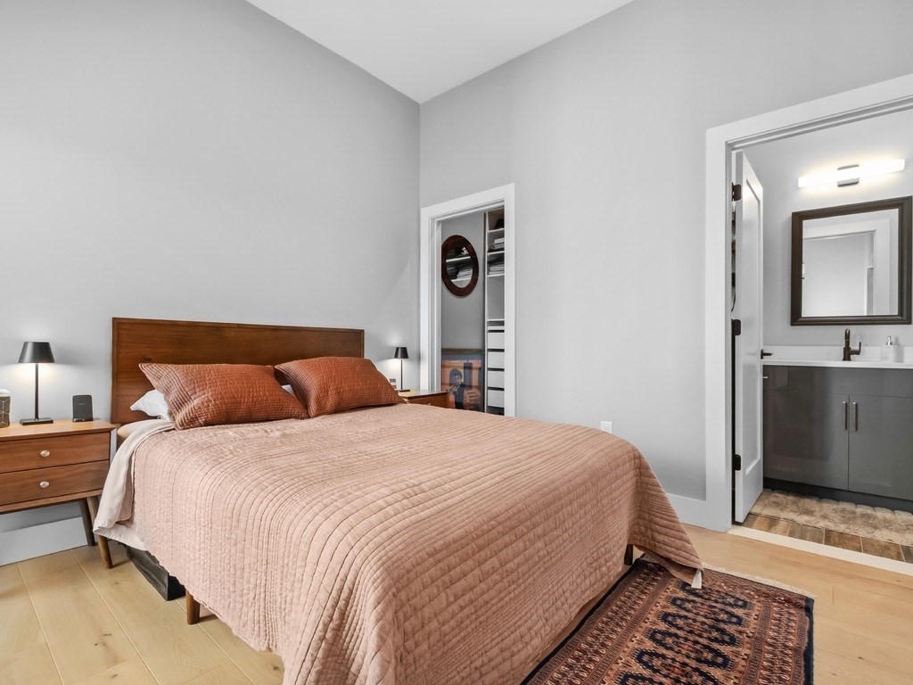 60 Cross St E # 320