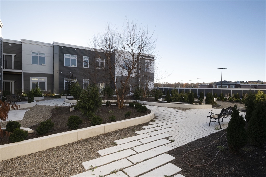 60 Cross St E # 320