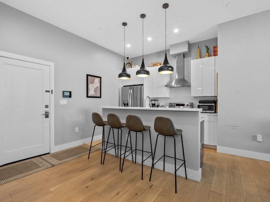 60 Cross St E # 320
