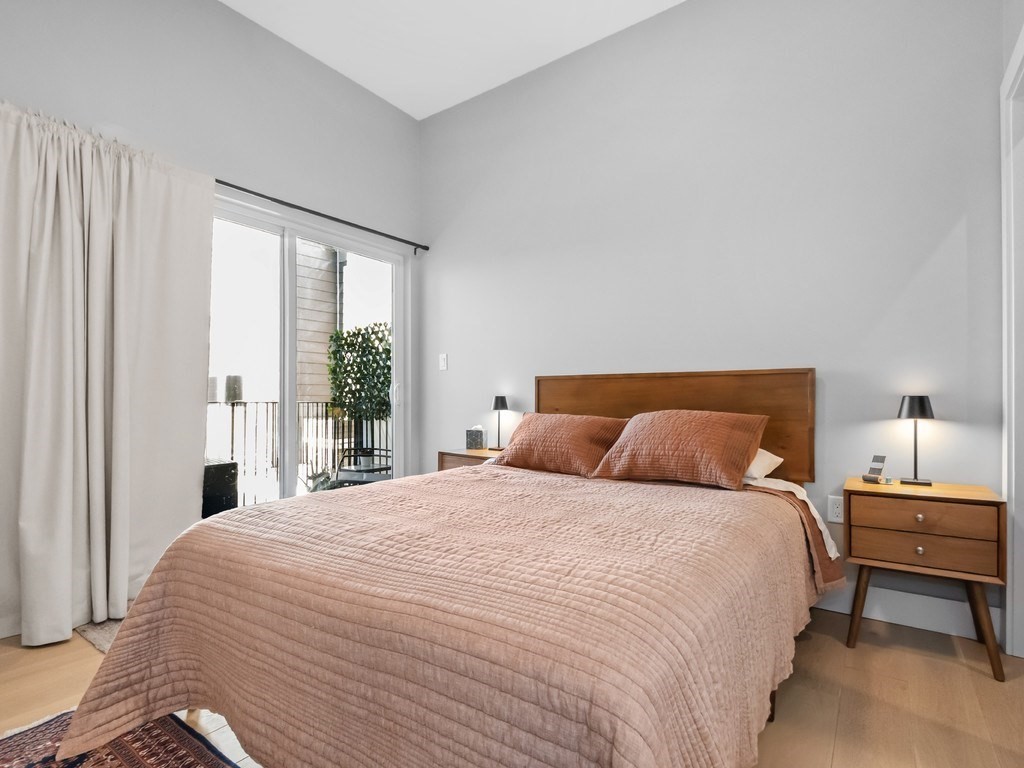 60 Cross St E # 320