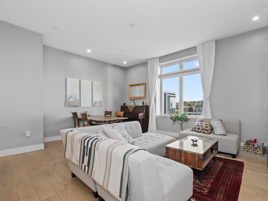 60 Cross St E # 320