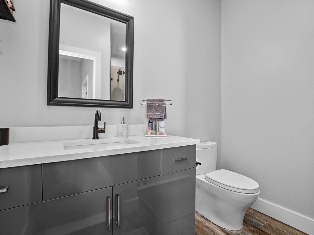 60 Cross St E # 320
