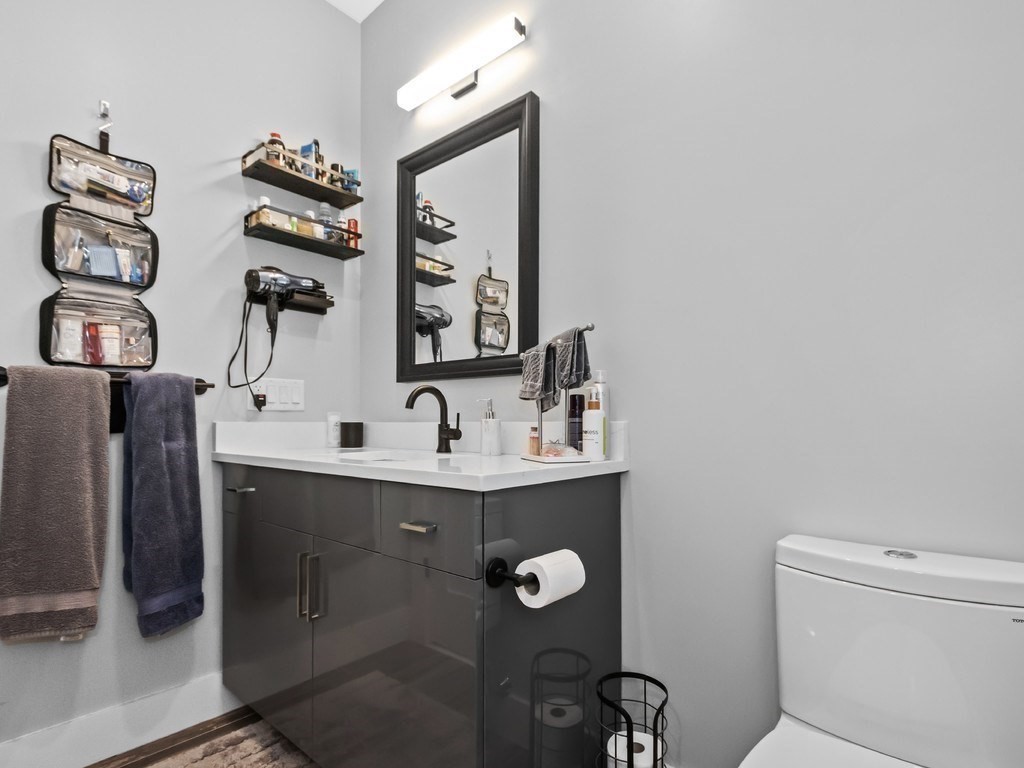 60 Cross St E # 320