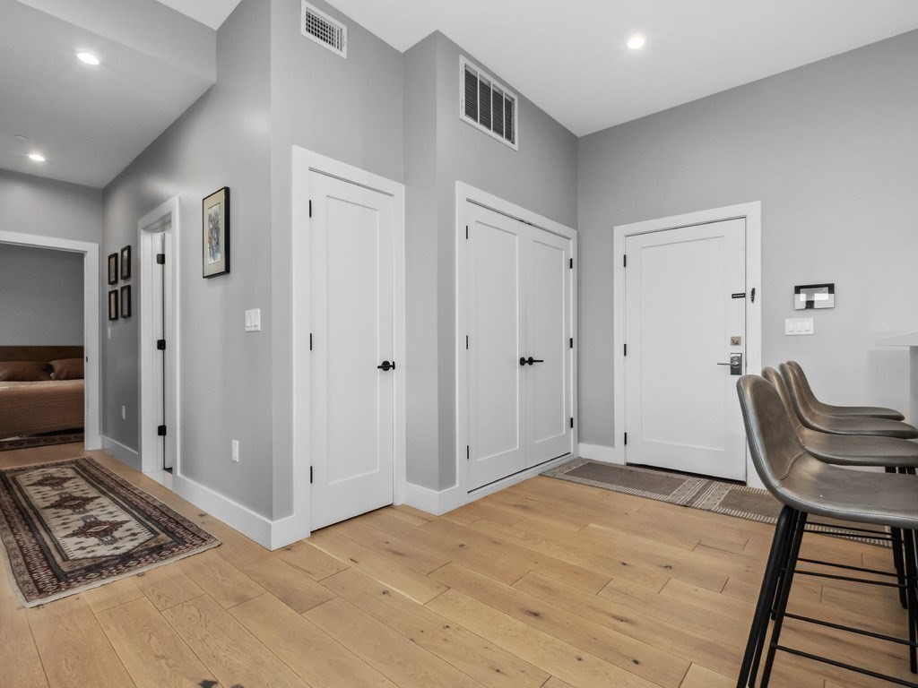 60 Cross St E # 320