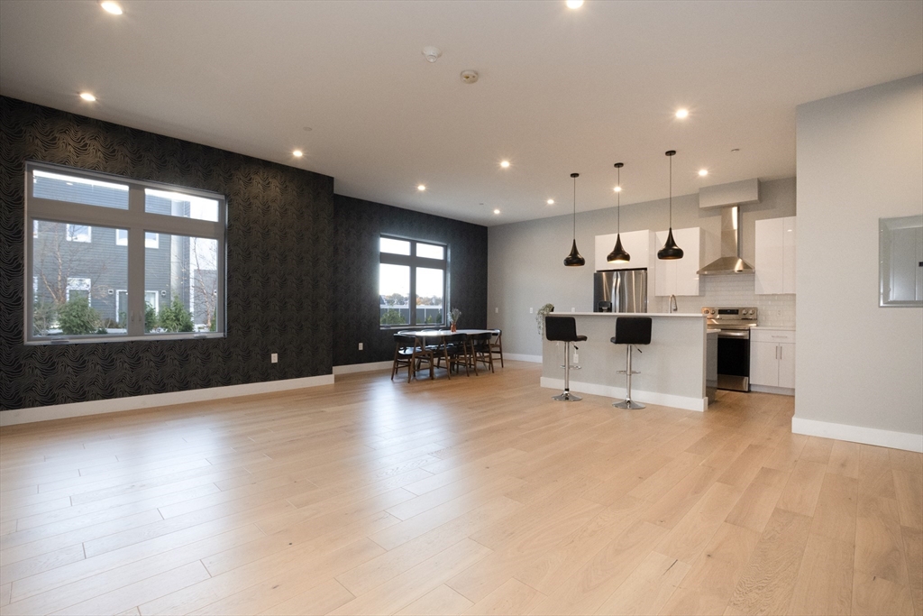 60 Cross St E # 320