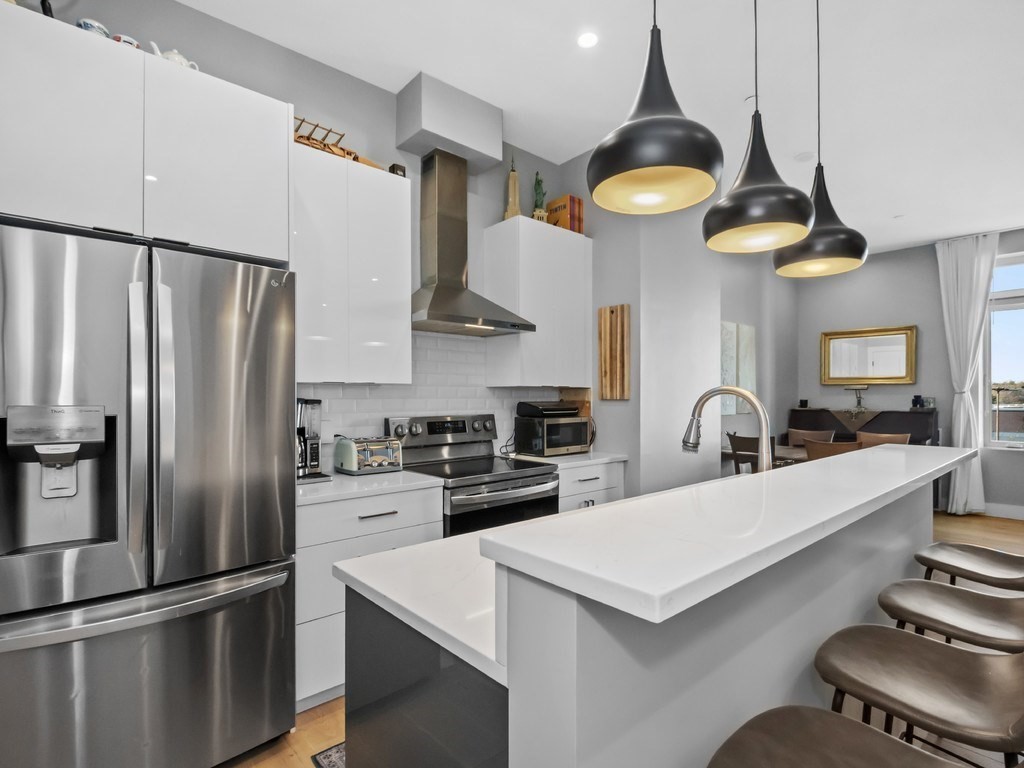 60 Cross St E # 320