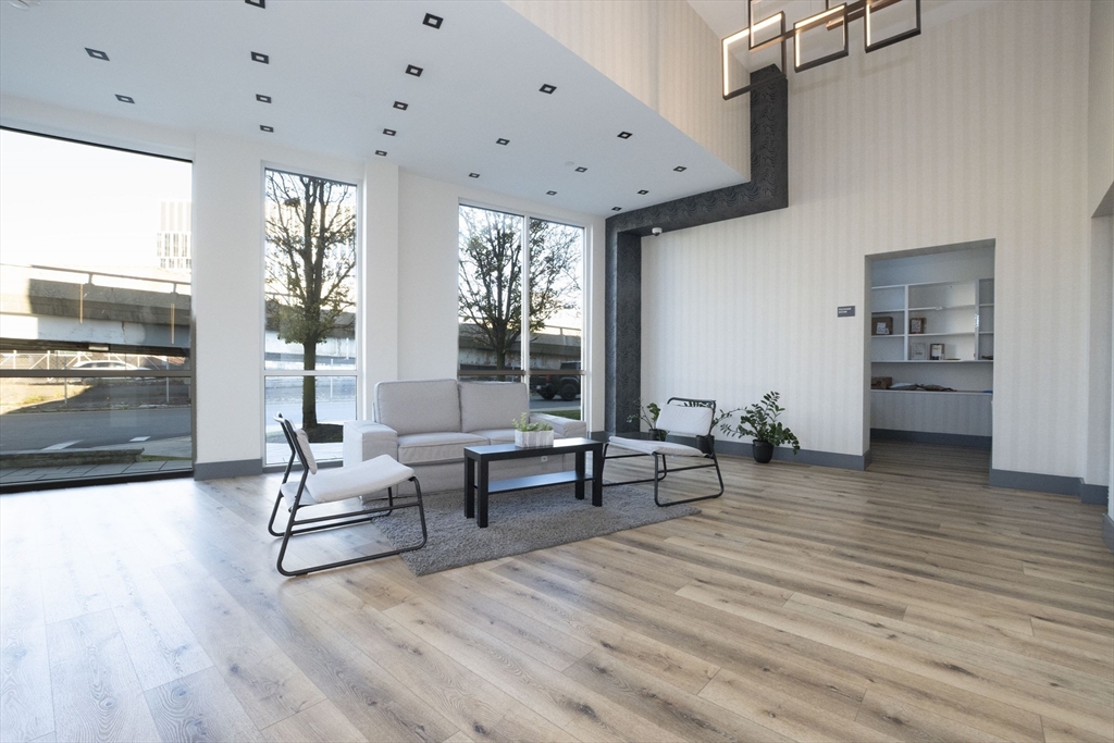 60 Cross St E # 320