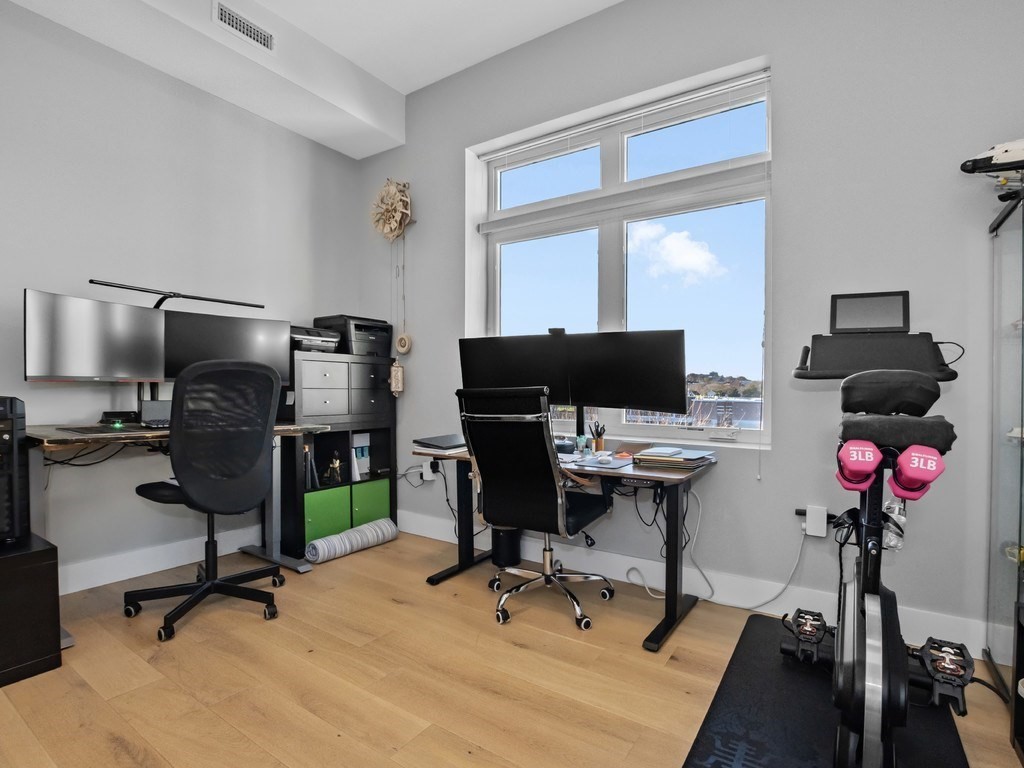 60 Cross St E # 320