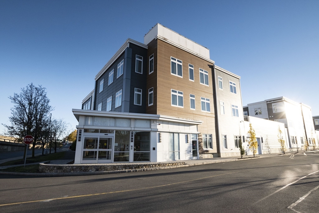 60 Cross St E # 320