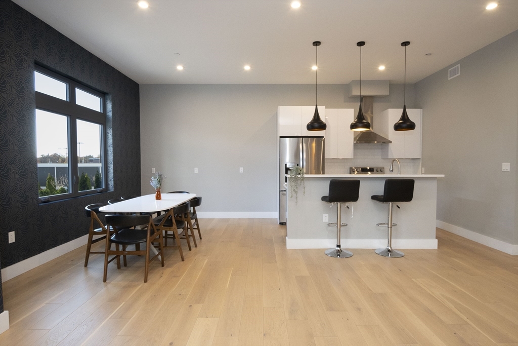 60 Cross St E # 320