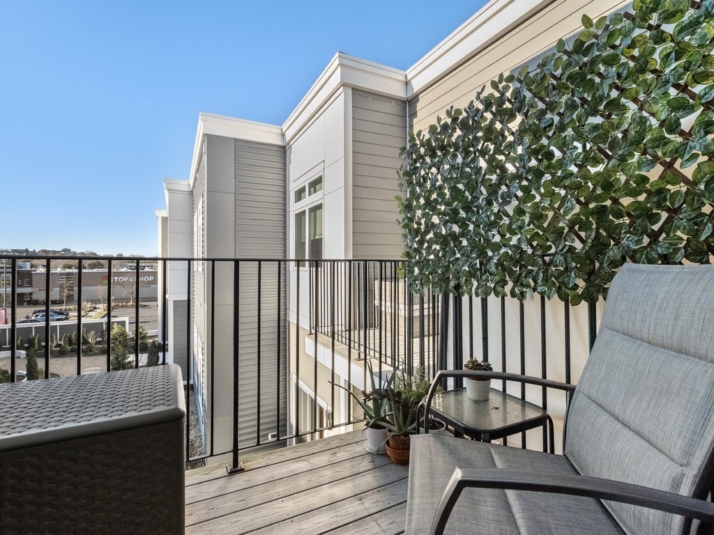 60 Cross St E # 320