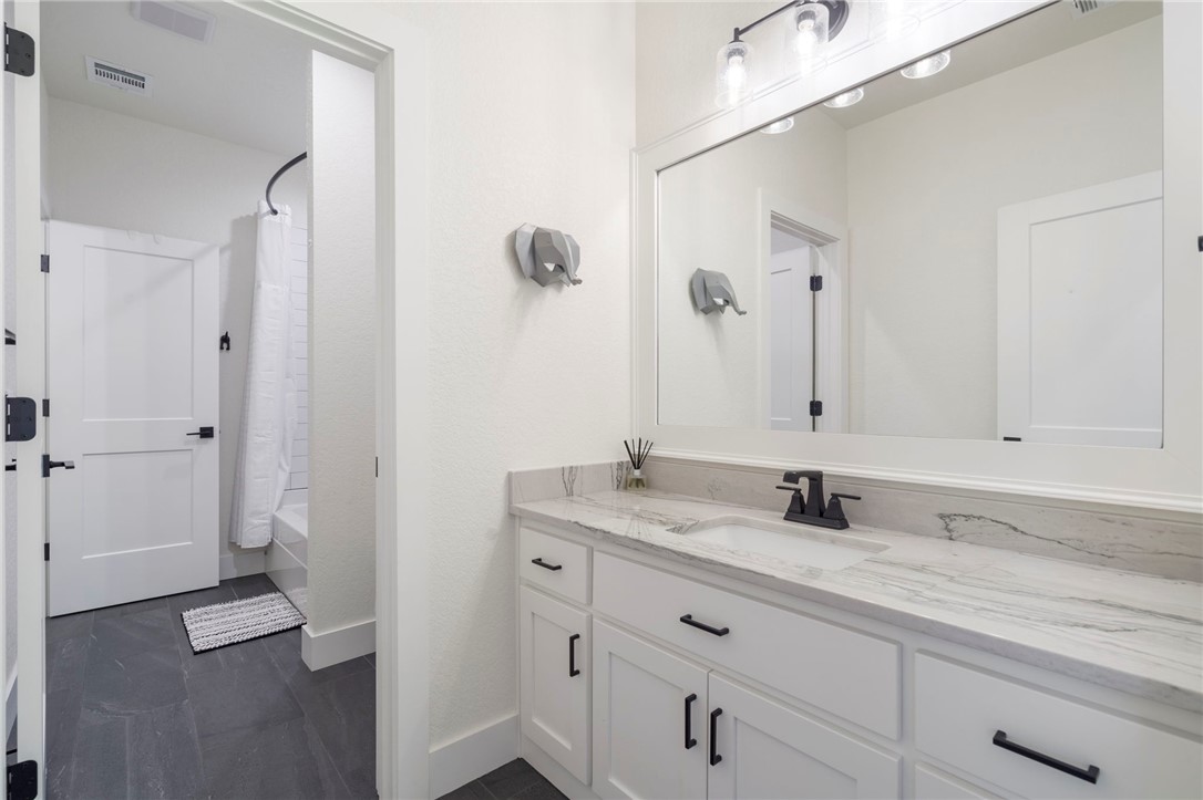 4404 S 87th Place