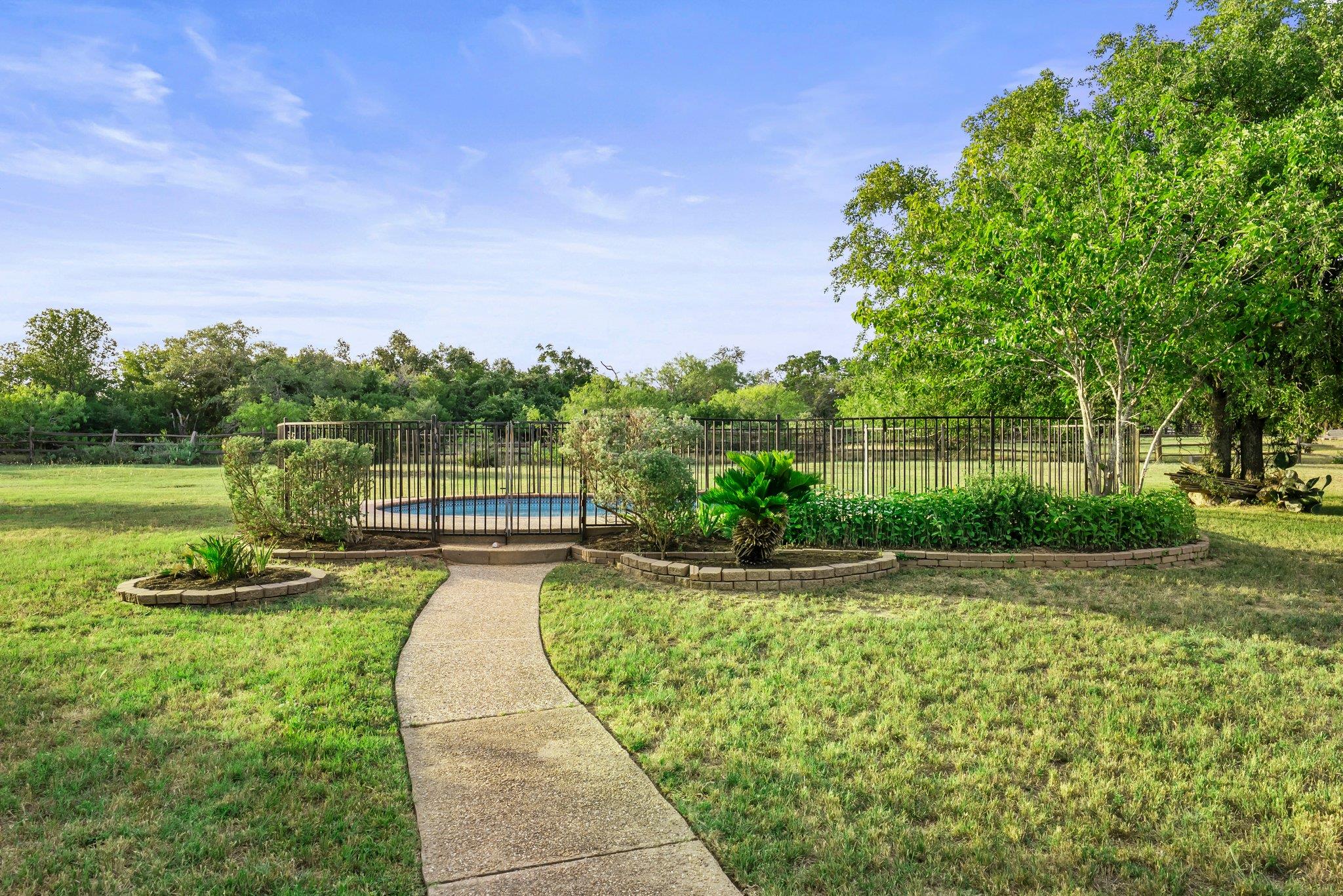 320 Woodland Oaks TRL