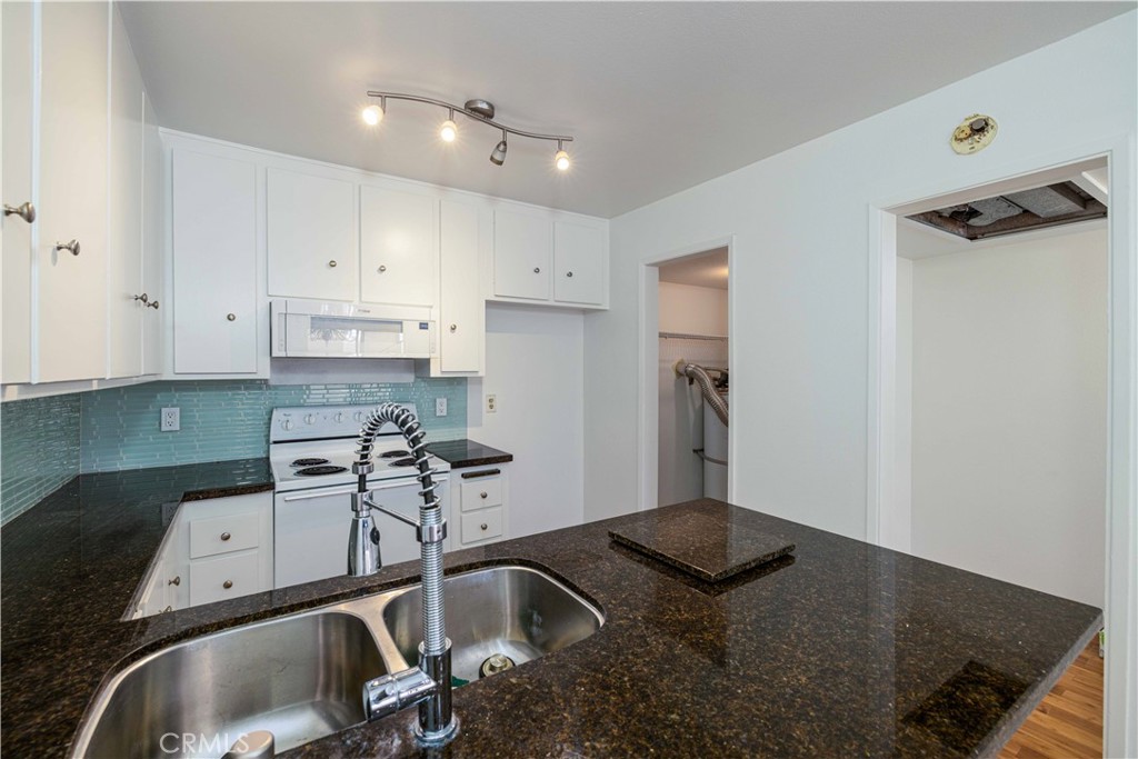 2900 Madison Avenue D16