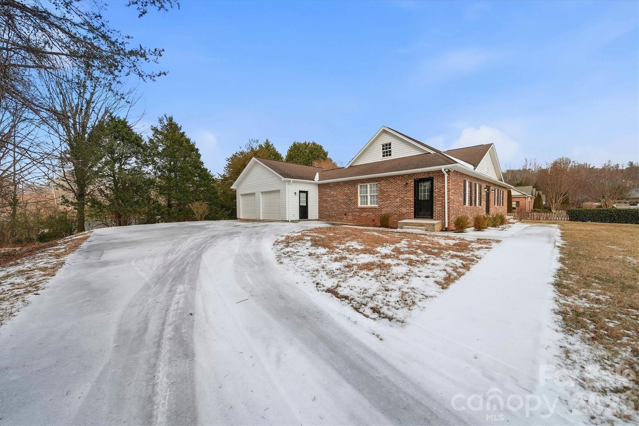 915 Barrington Drive NE