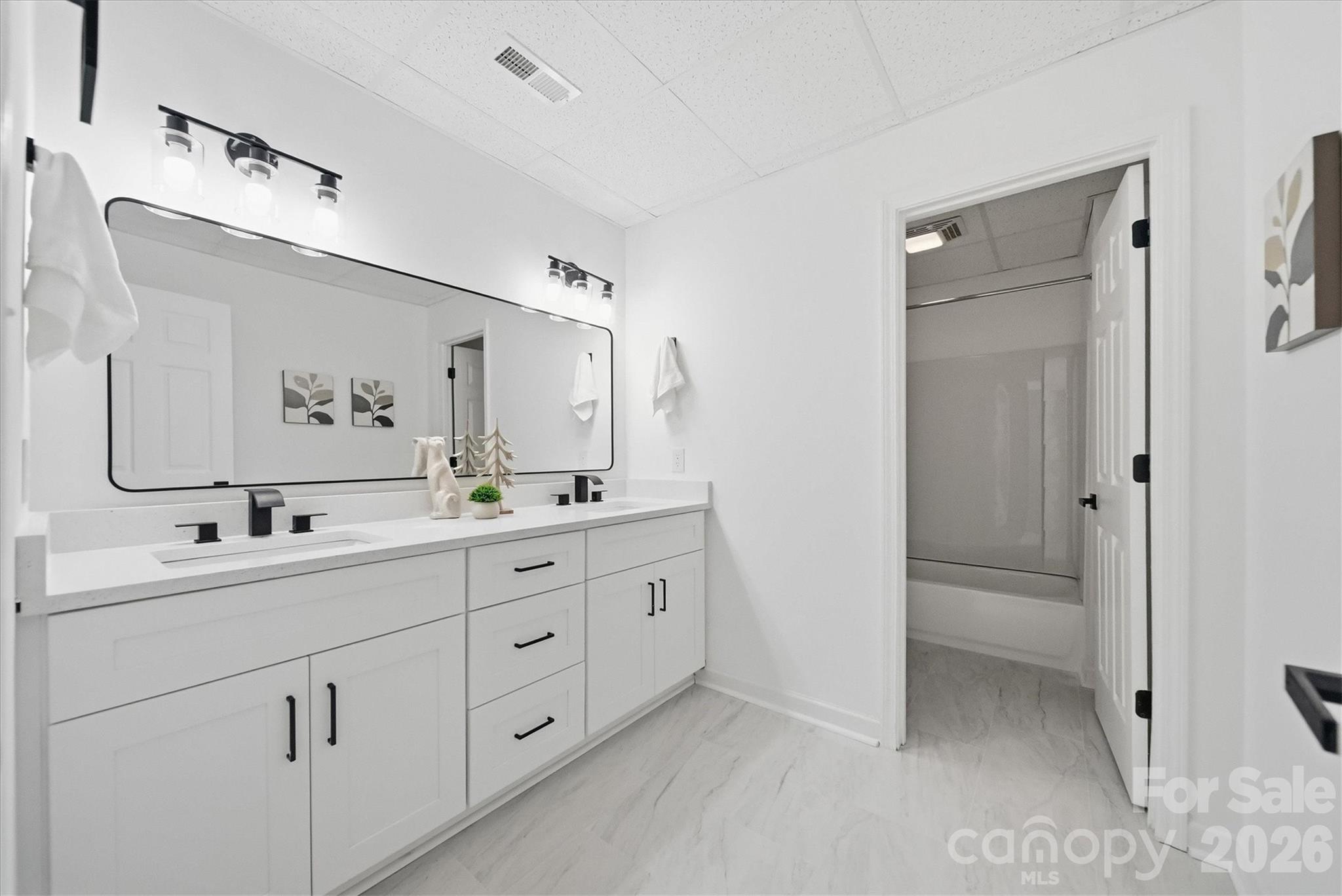 915 Barrington Drive NE