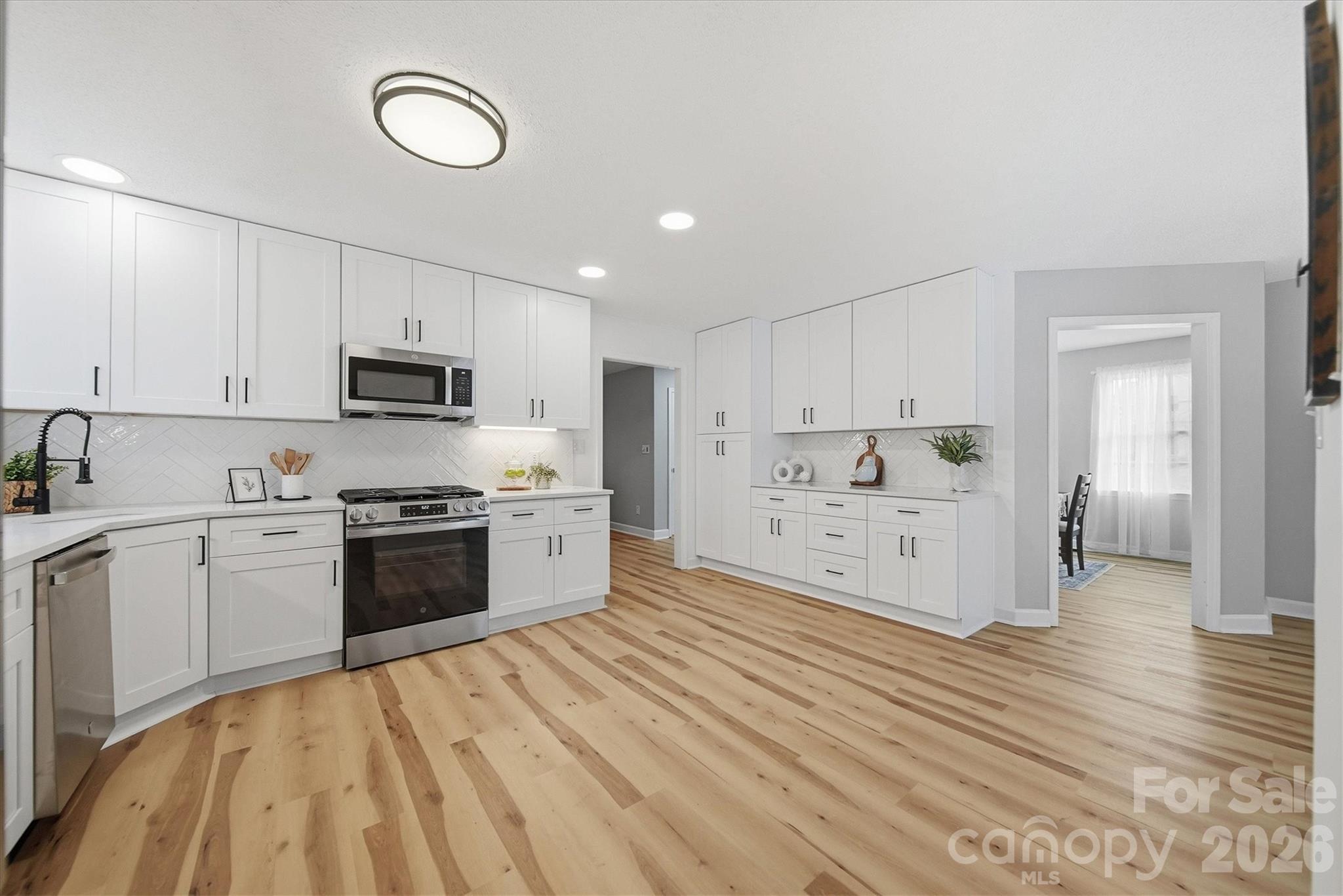 915 Barrington Drive NE