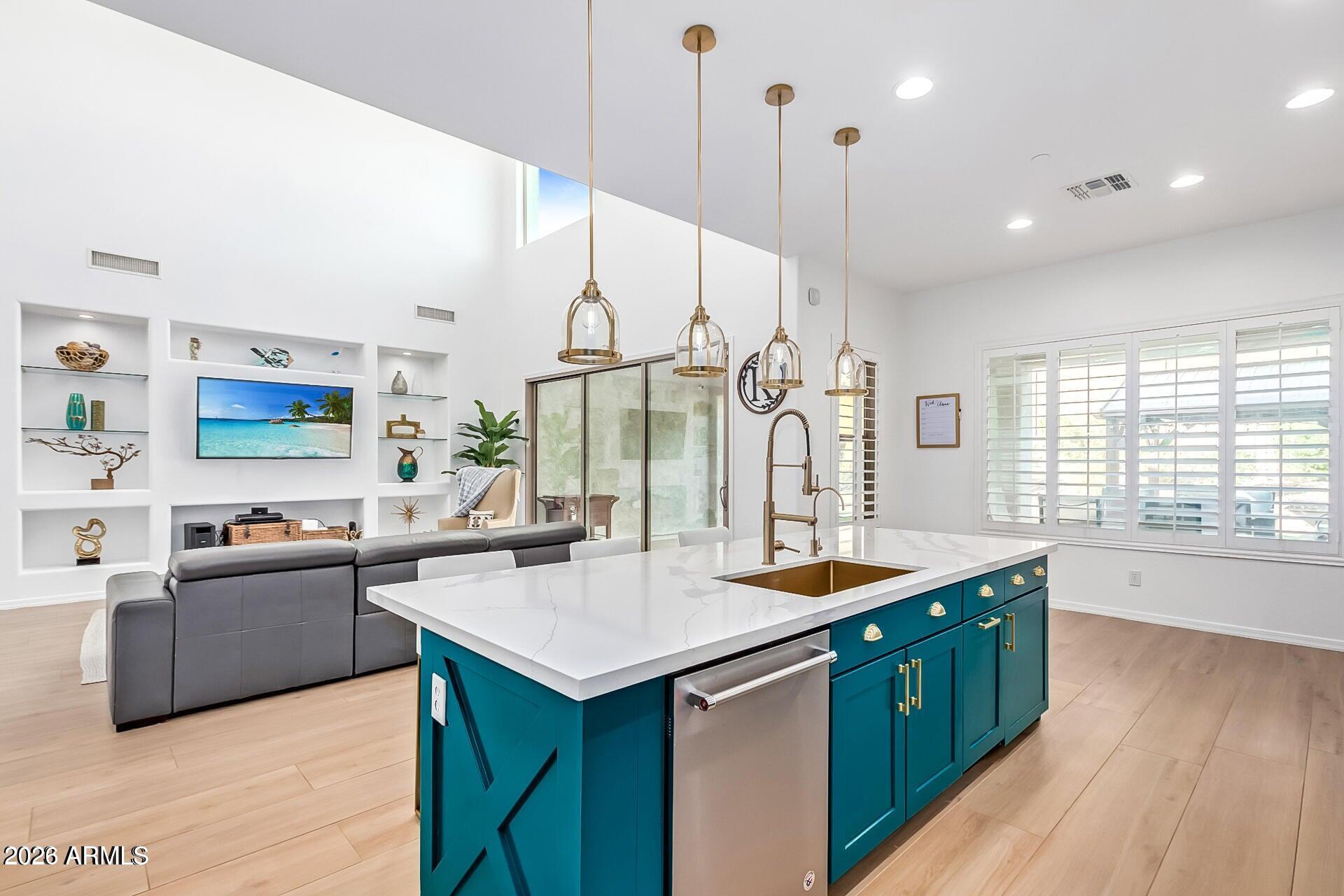 1528 W RED BIRD Road