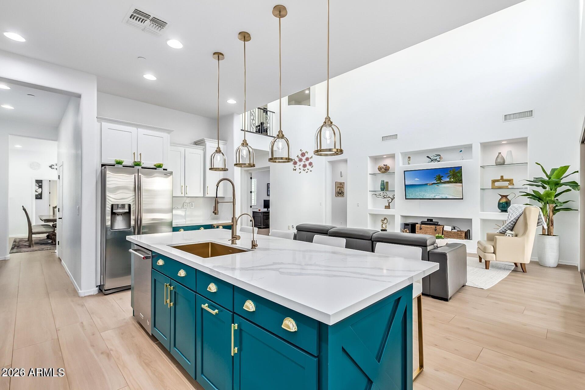 1528 W RED BIRD Road