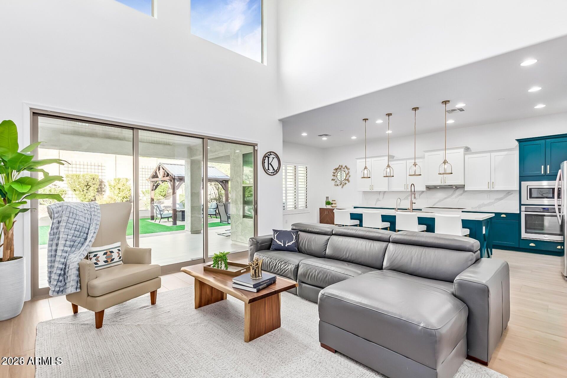 1528 W RED BIRD Road