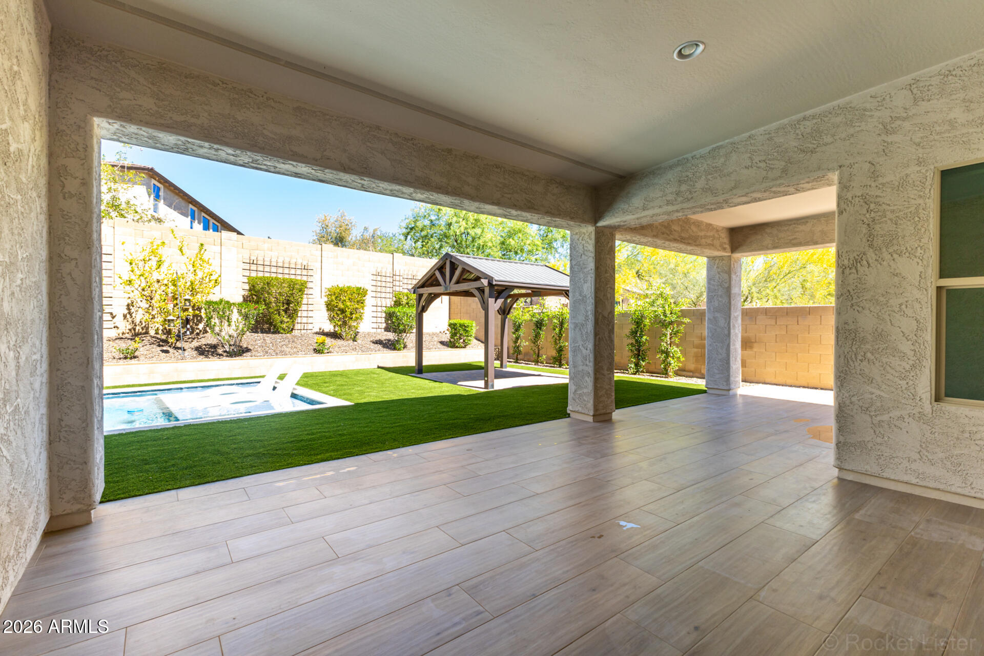 1528 W RED BIRD Road